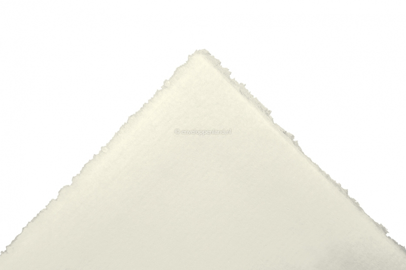 Gekartelde rand van handgeschept papier