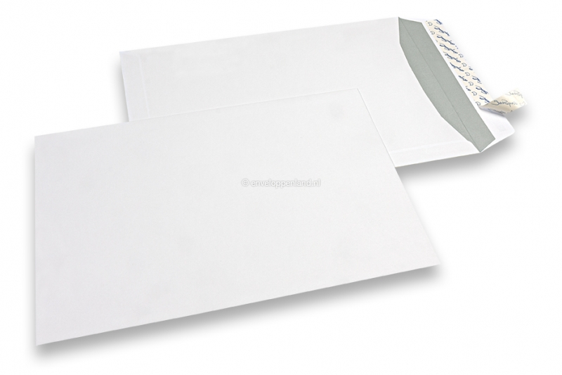 Witte papieren enveloppen, 220 x 312 mm (EA4), 120 grams, stripsluiting, gewicht per stuk ca. 18 gr.