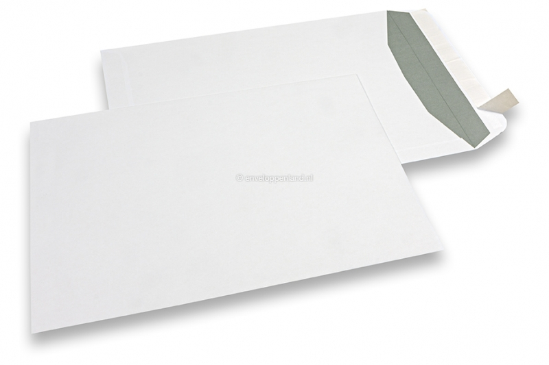 Witte papieren enveloppen, 229 x 324 mm (C4), 120 grams, stripsluiting, gewicht per stuk ca. 16 gr.